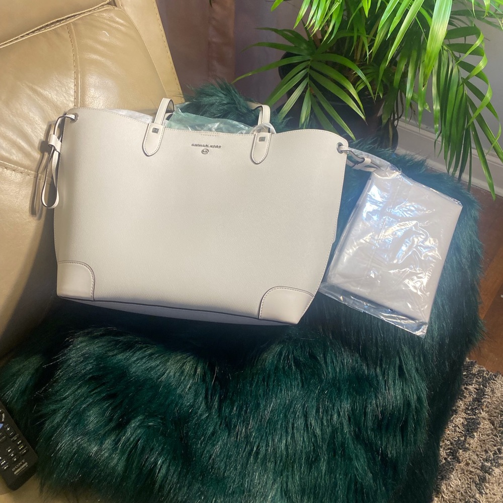 Michael kors Tote with wristlet.   Perfect for the holidays.